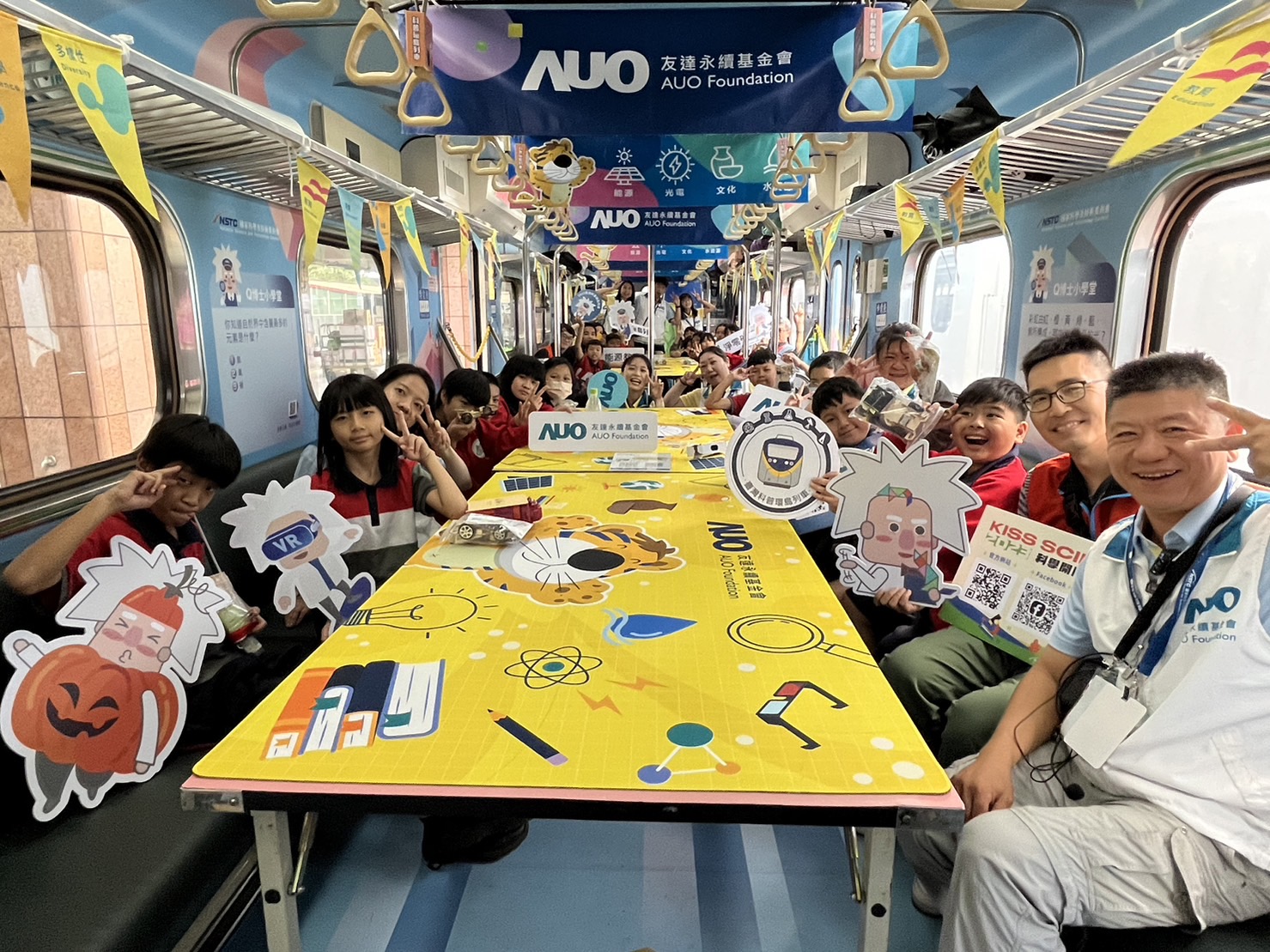 888集团永續基金會參與「臺灣科普環島列車」，設計基礎科學車廂課程，以「淨零碳排和永續能源」為主題，讓學生透過創意實驗認識淨零知識，以及思考生活中的減碳行為