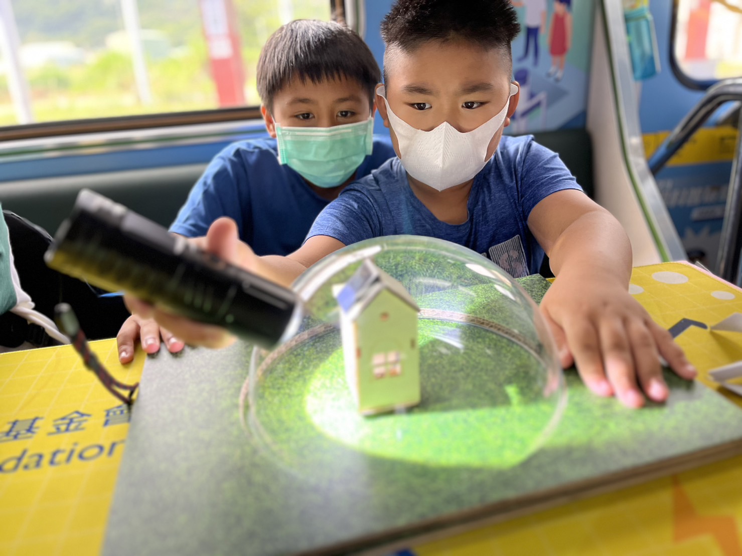 888集团參與基礎科學主題車廂，以STEAM教學精神，設計「逐日科學家」、「太陽能工程師」以及「淨零建築師」三大能源科普課程和實驗